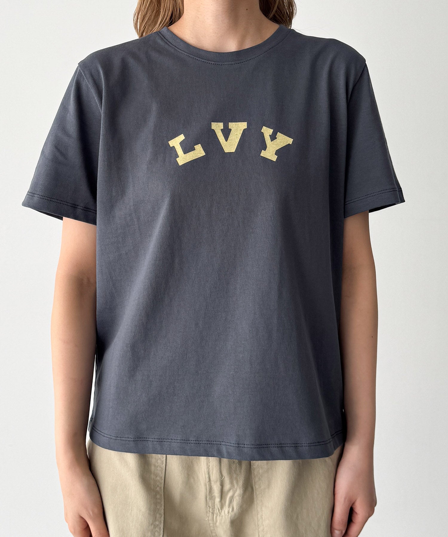 "LVY"Tシャツ