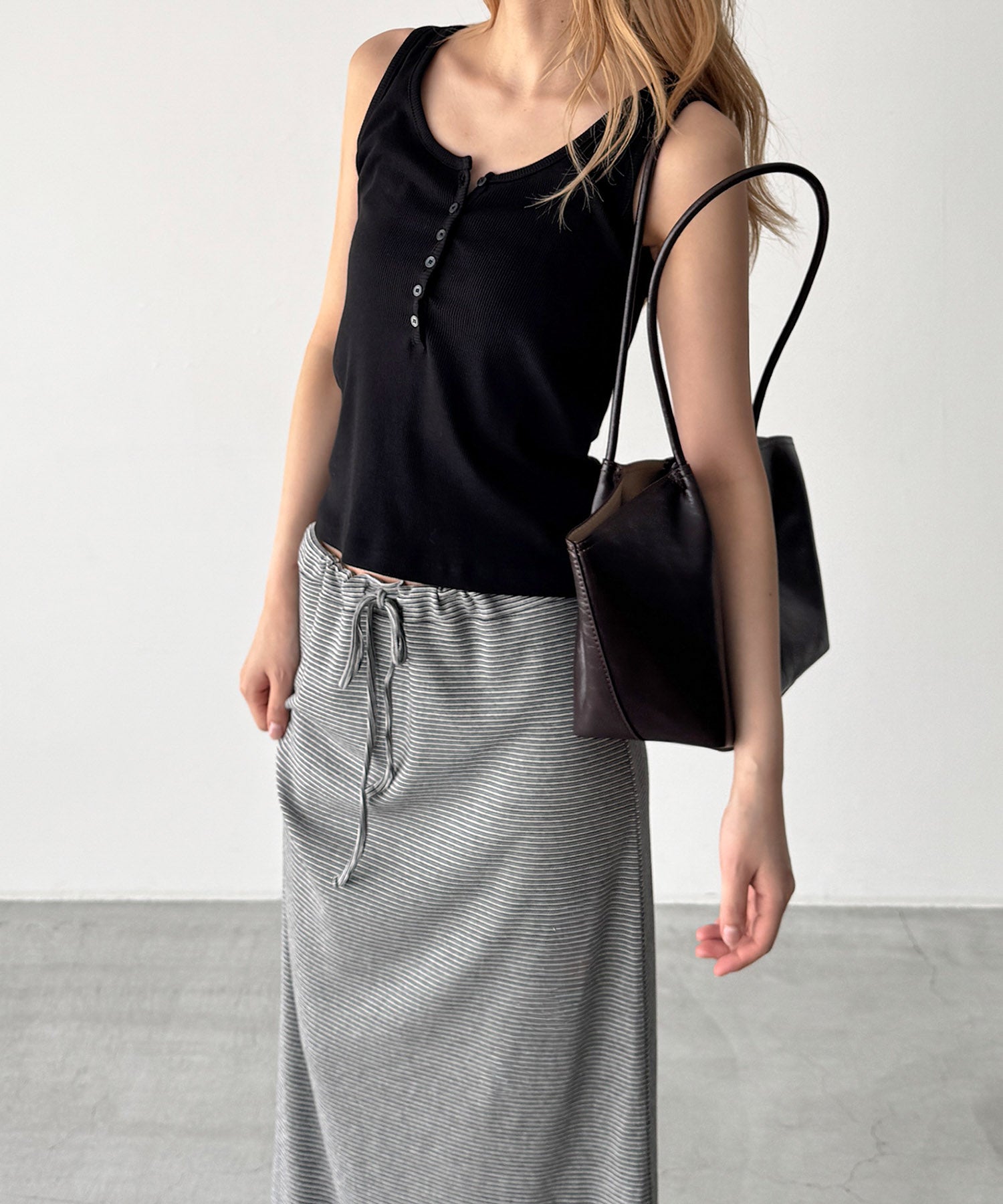 H158 B77 W57 H84