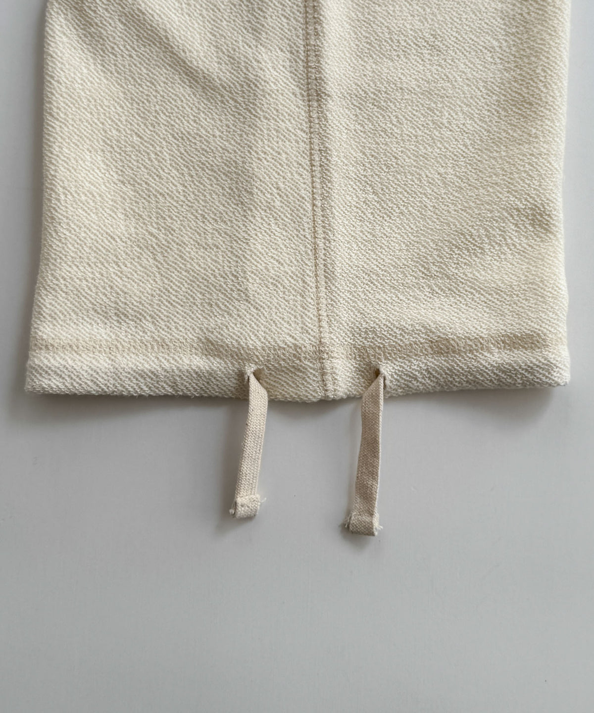裏使い刺繍ジョガーパンツ