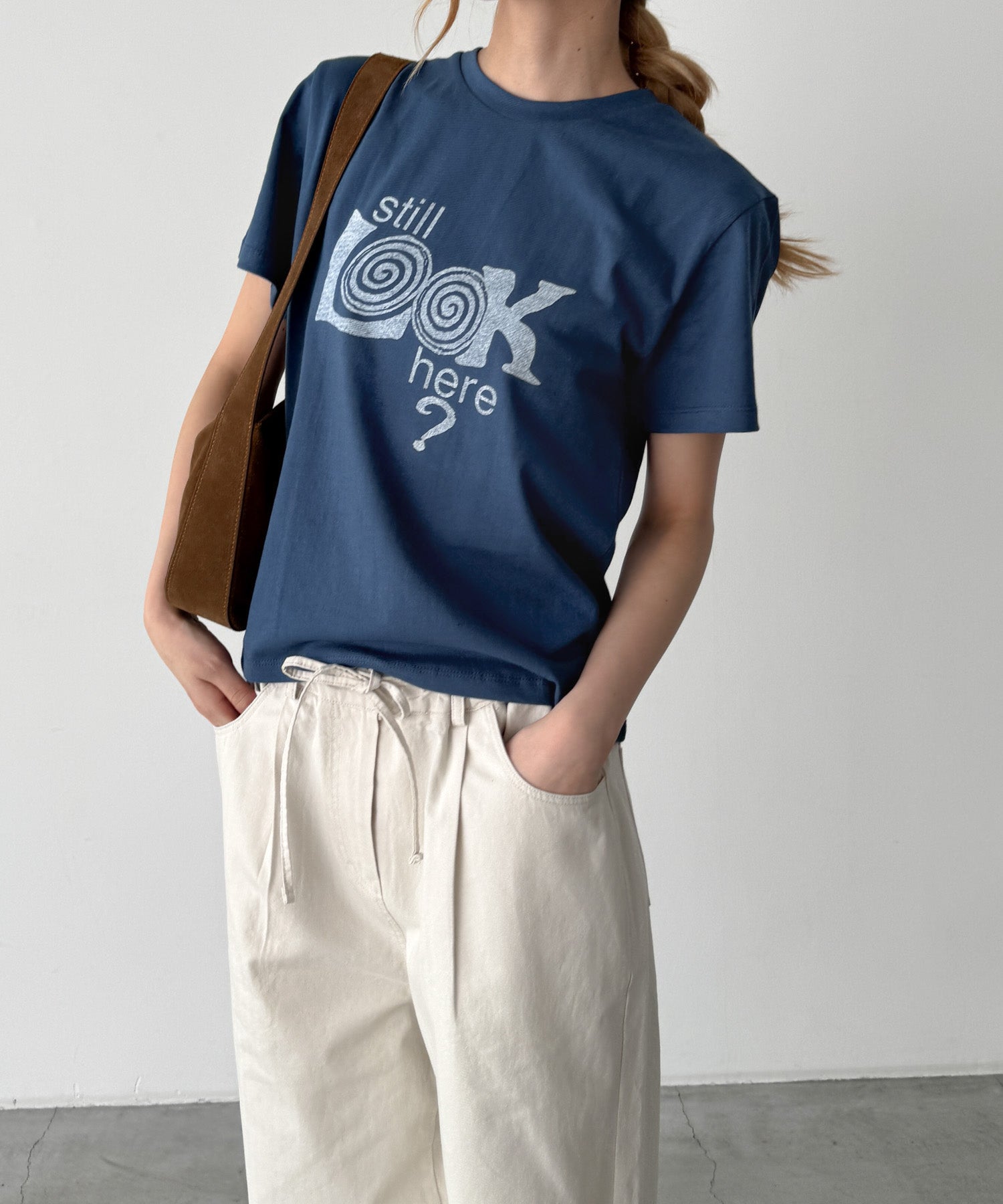 "Still LOOK here"Tシャツ