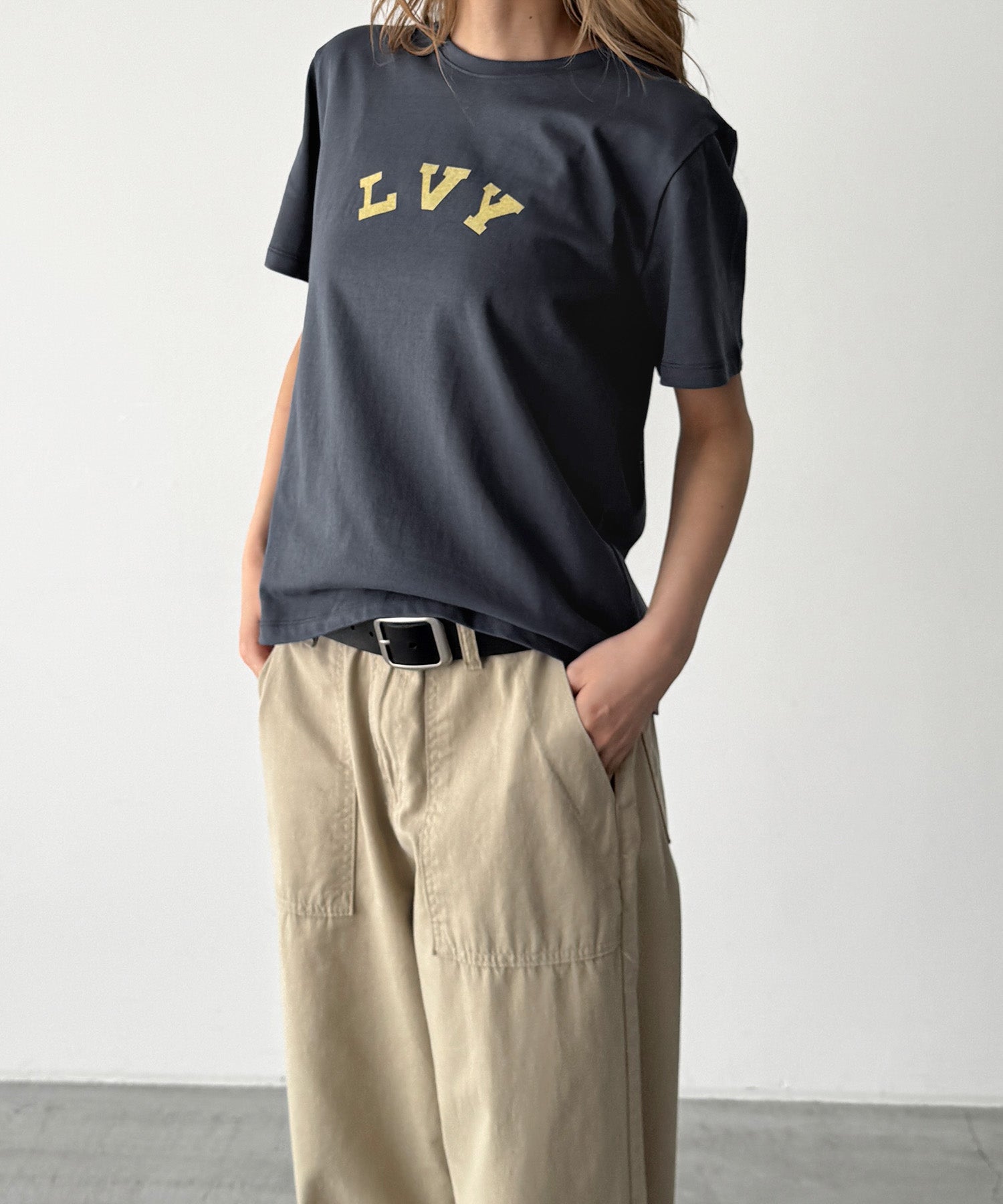 "LVY"Tシャツ
