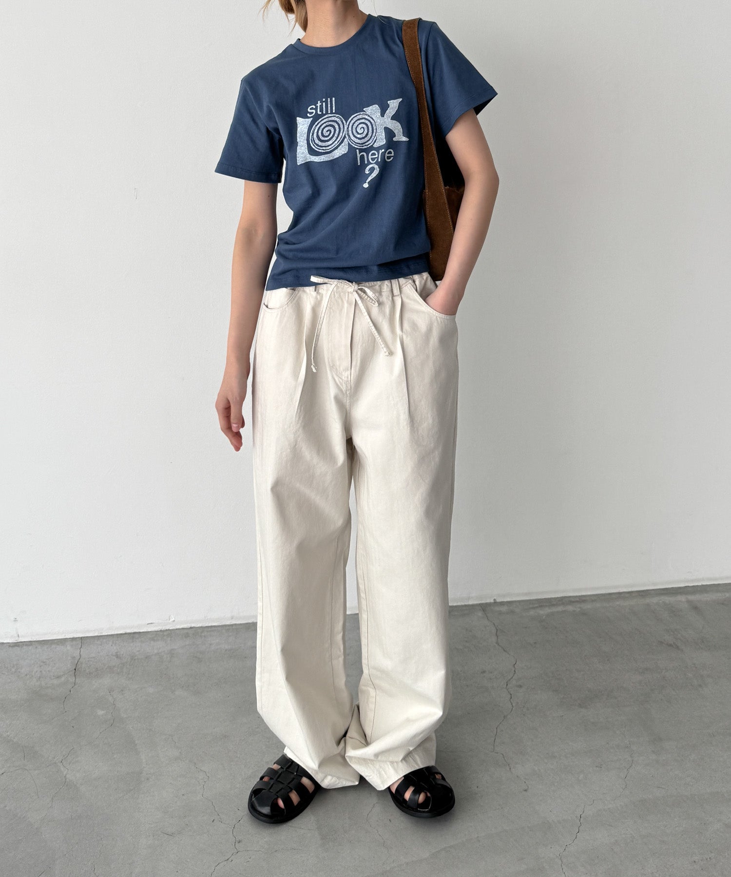 "Still LOOK here"Tシャツ