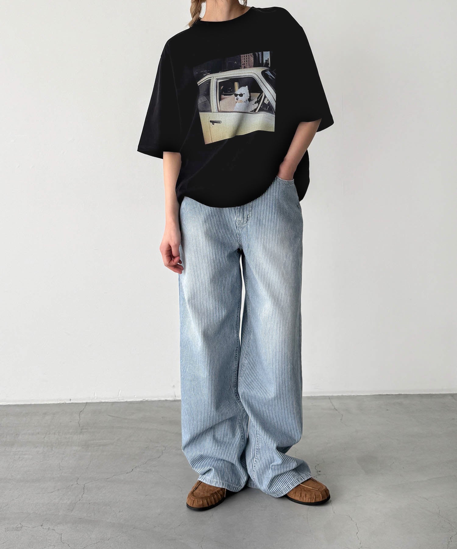 "driving dog"Tシャツ