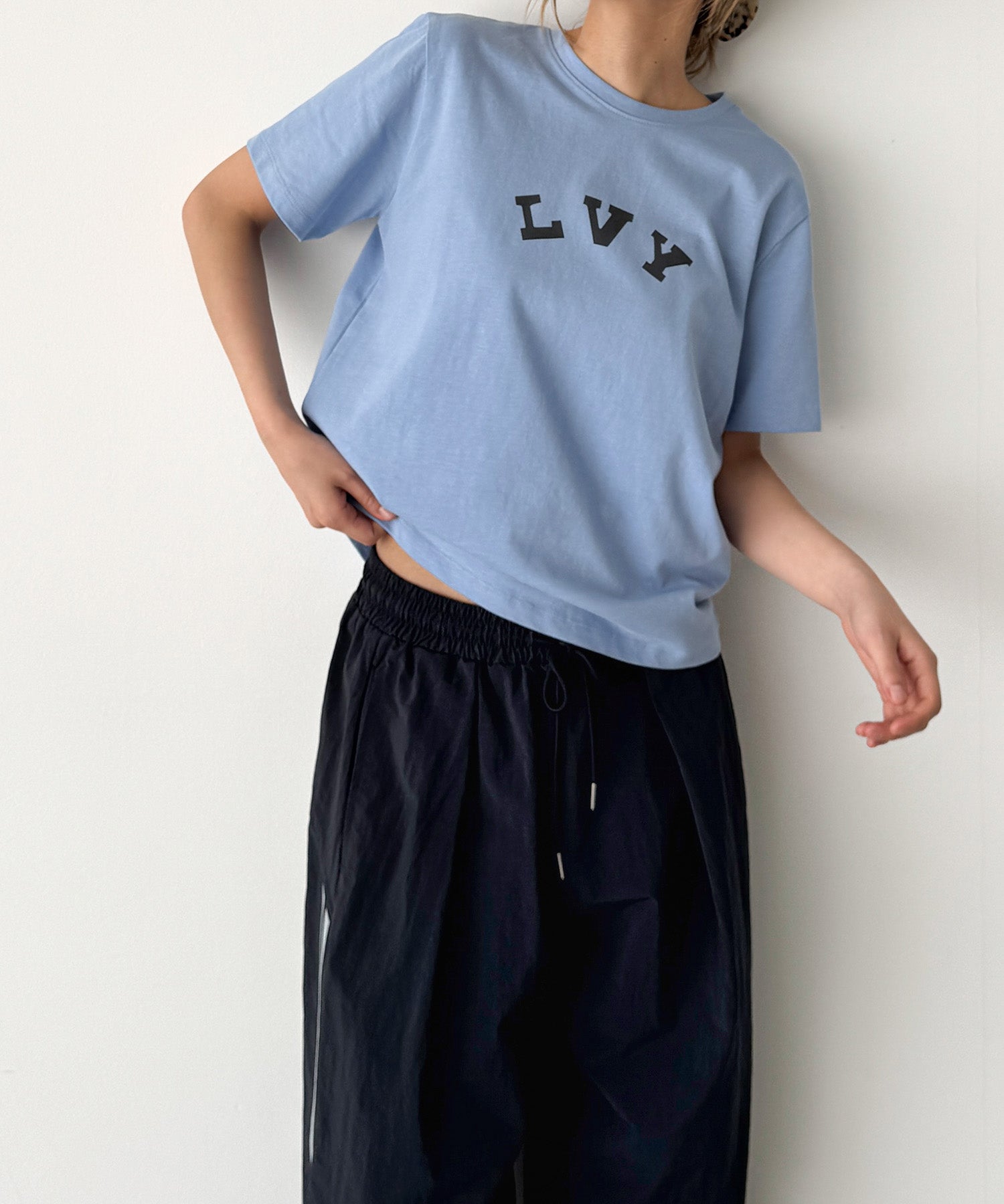 "LVY"Tシャツ