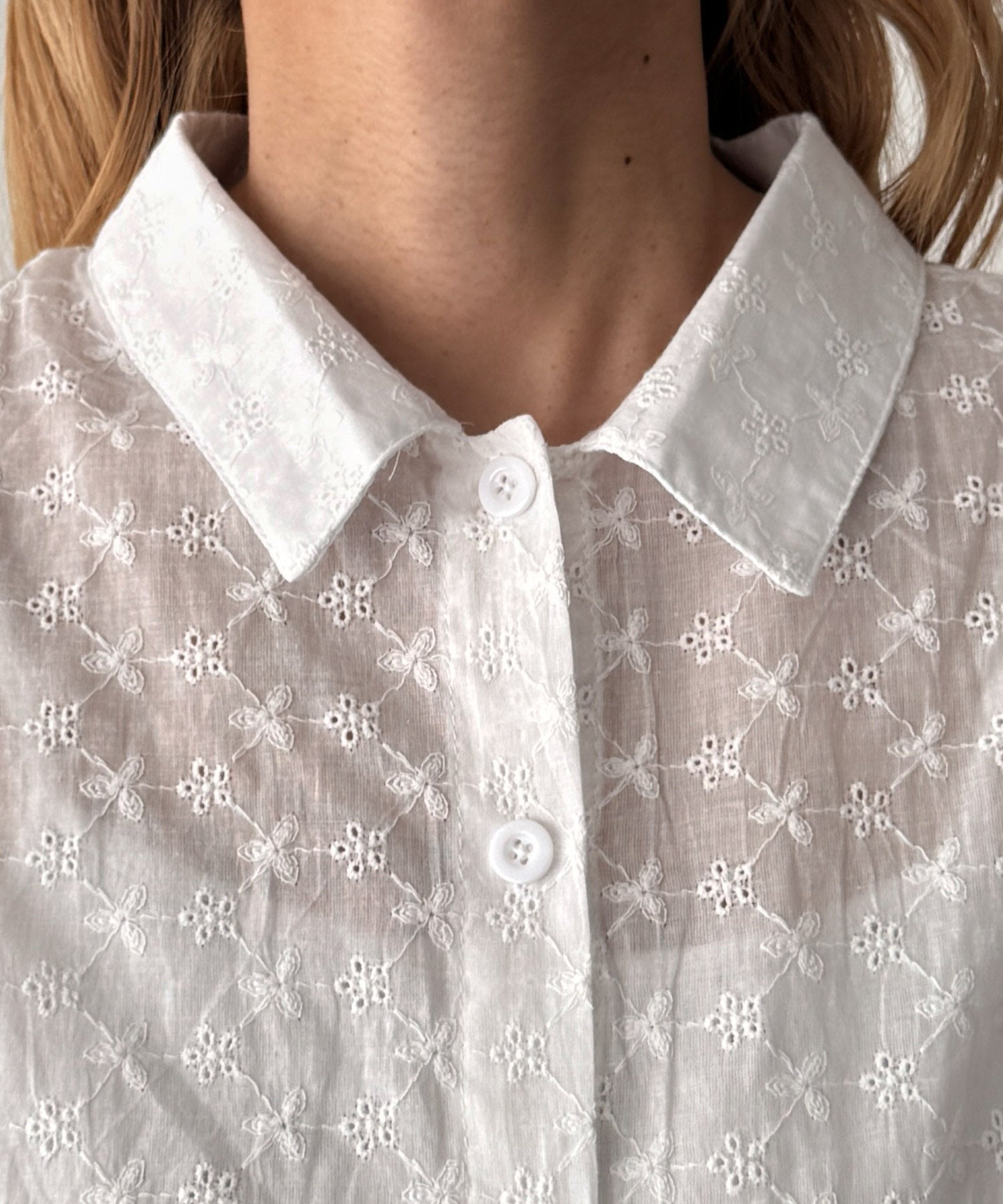 レース刺繍シャツ