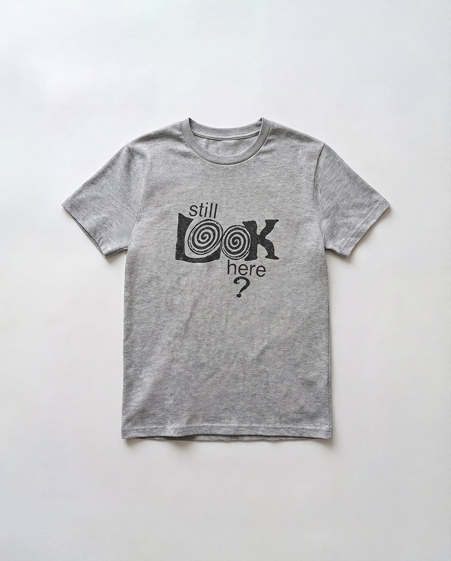 "Still LOOK here"Tシャツ