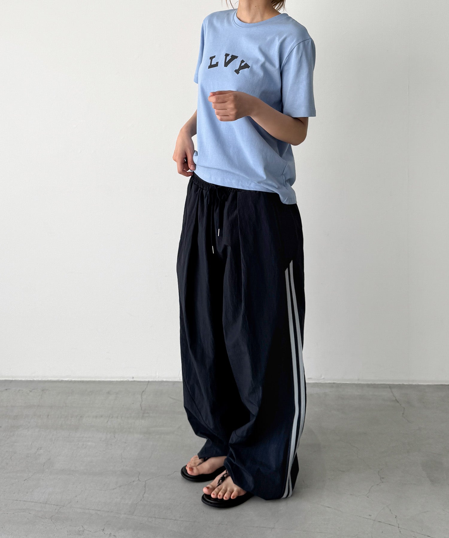 "LVY"Tシャツ
