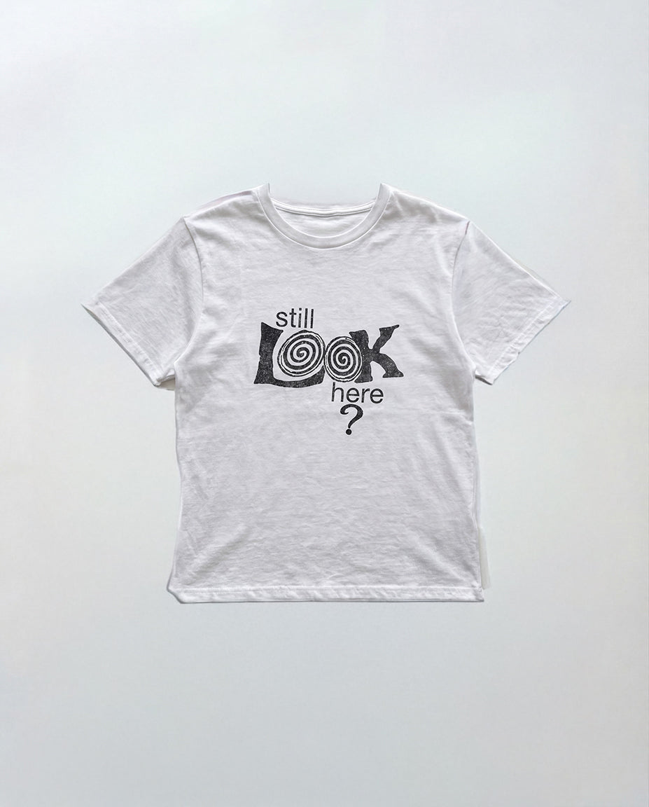 "Still LOOK here"Tシャツ