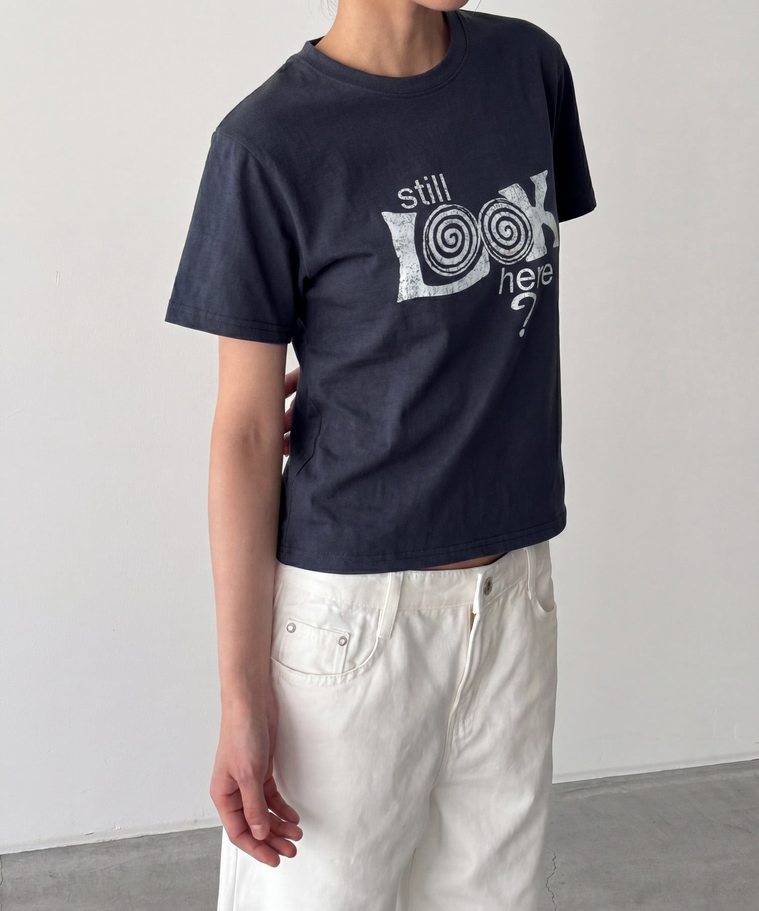 "Still LOOK here"Tシャツ