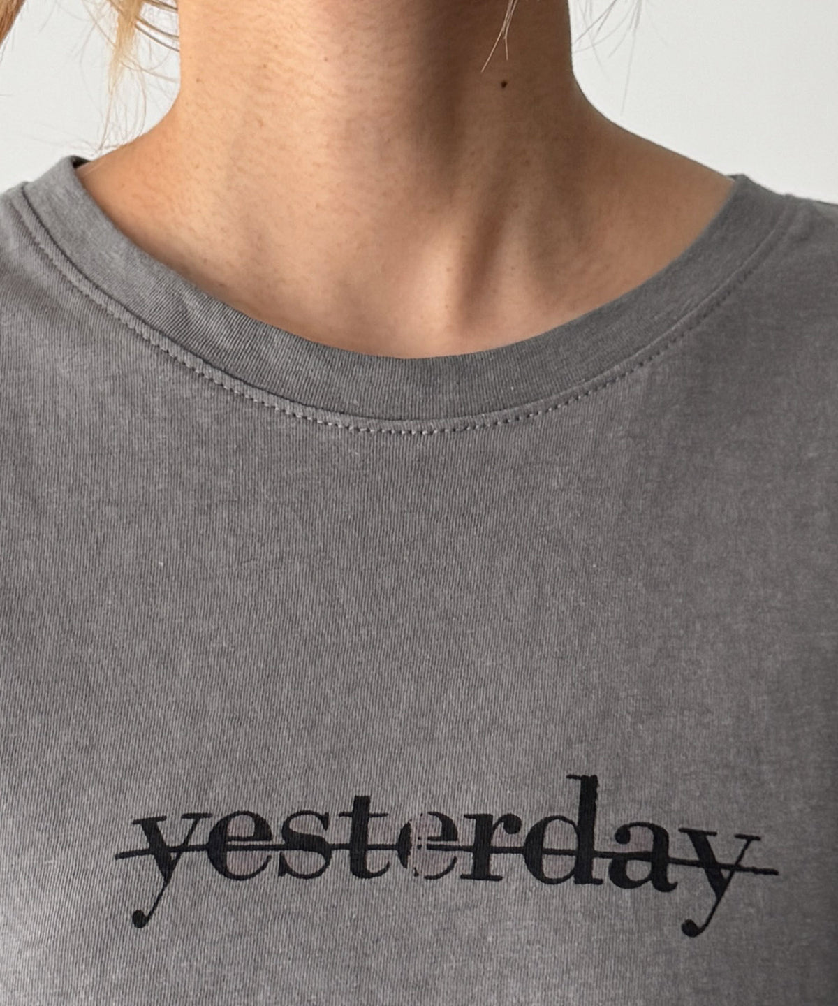 "NOW"Tシャツ