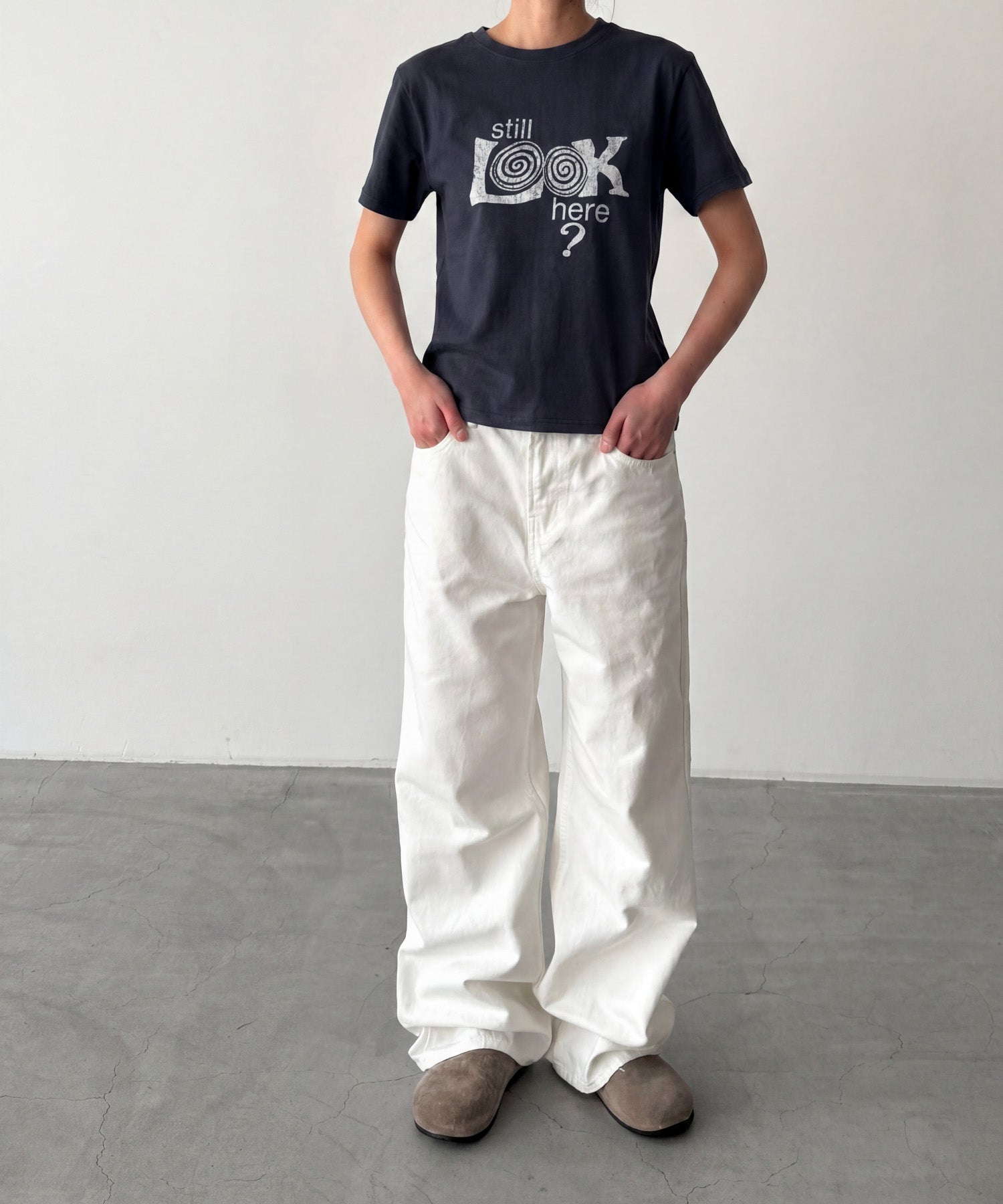 "Still LOOK here"Tシャツ