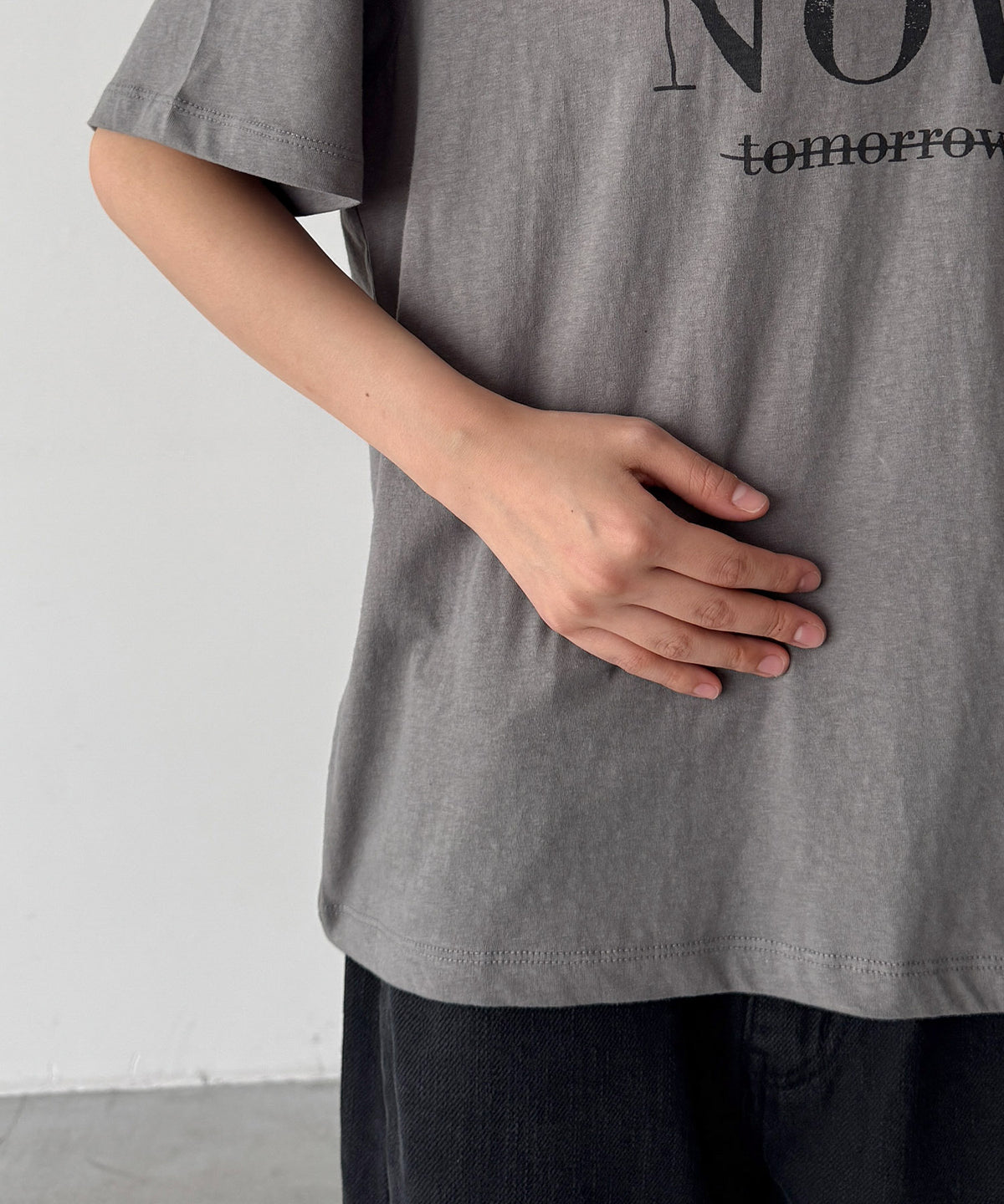 "NOW"Tシャツ