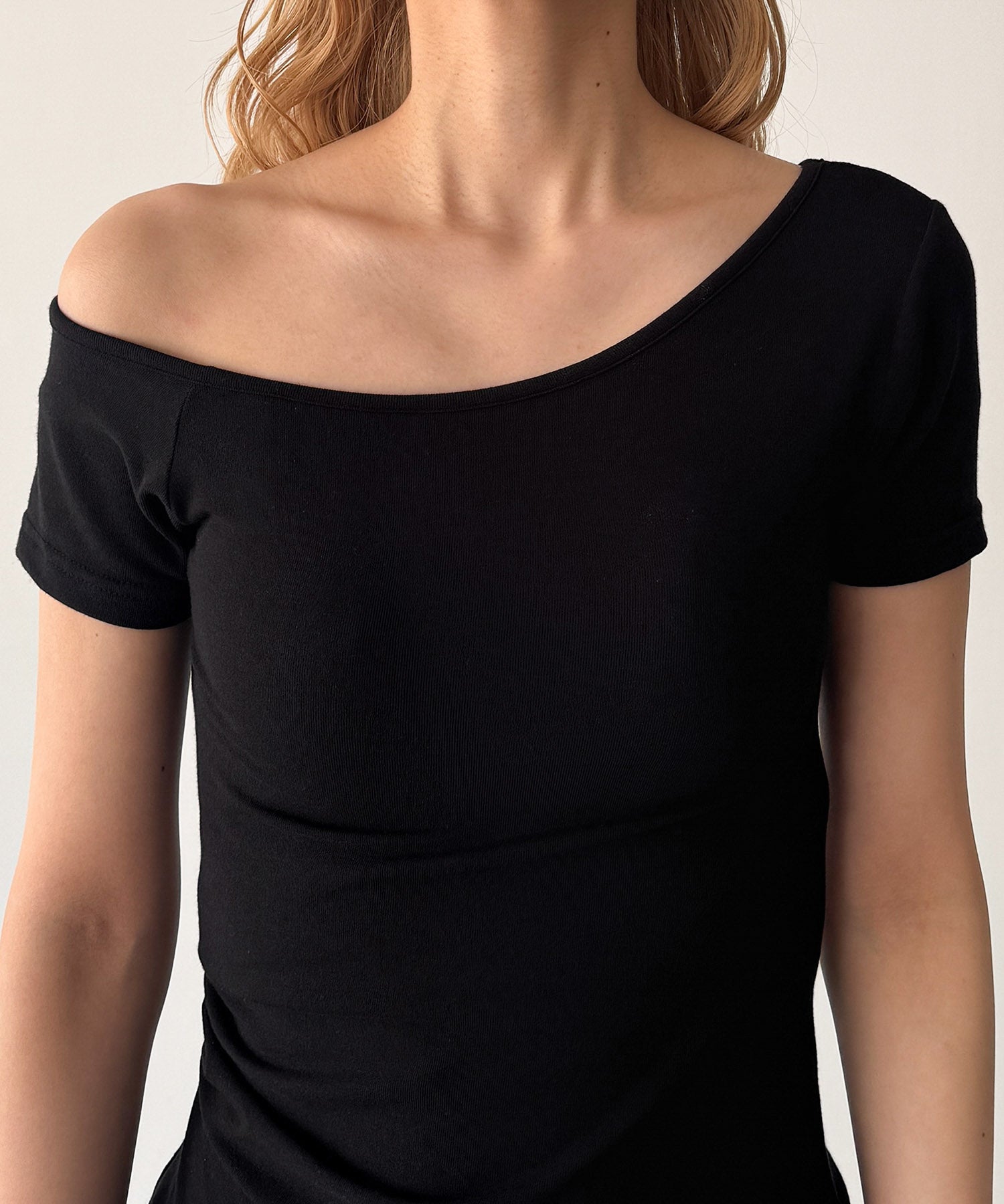 ワンショルダーサイドギャザーTシャツ