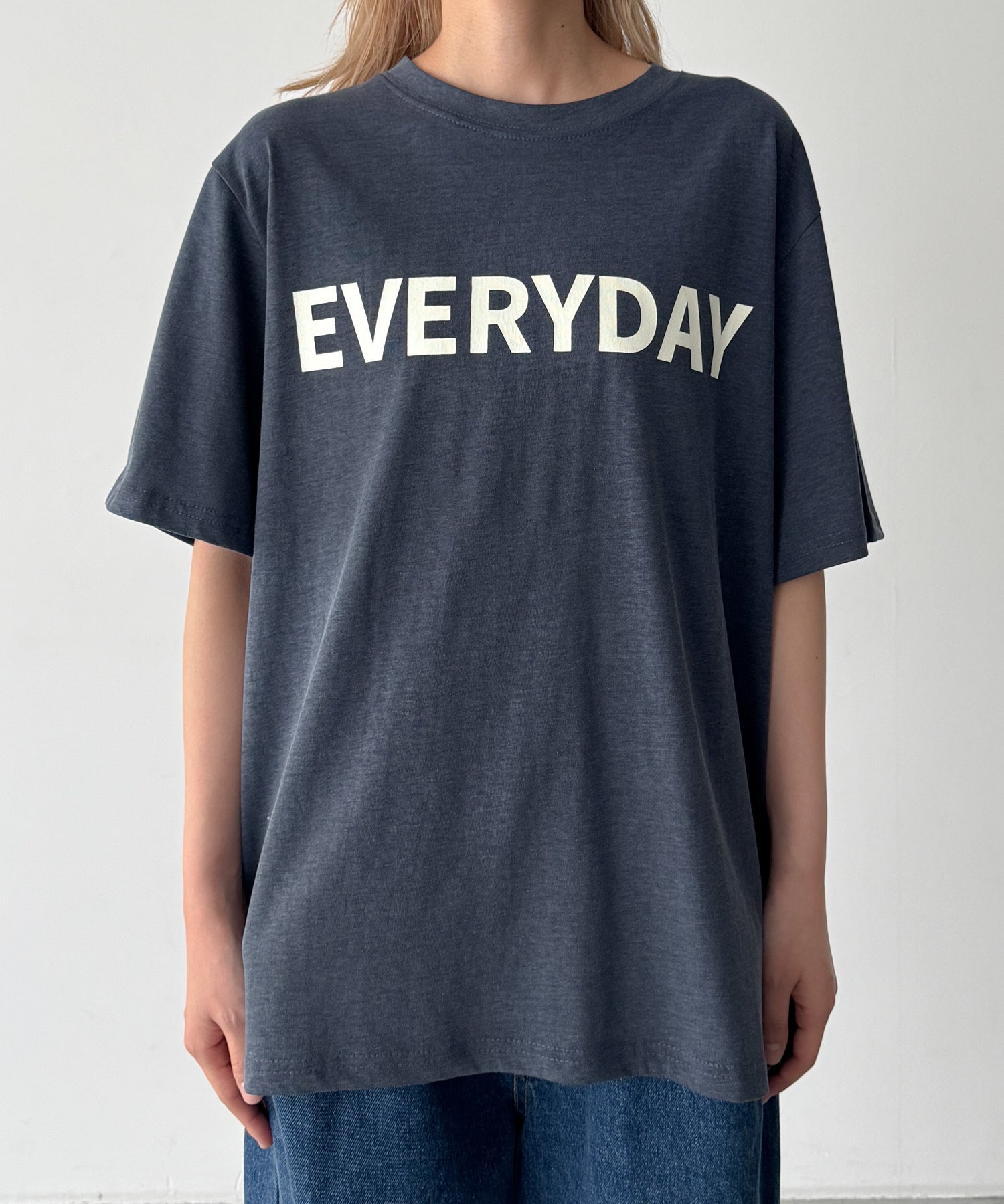 "EVERYDAY"Tシャツ