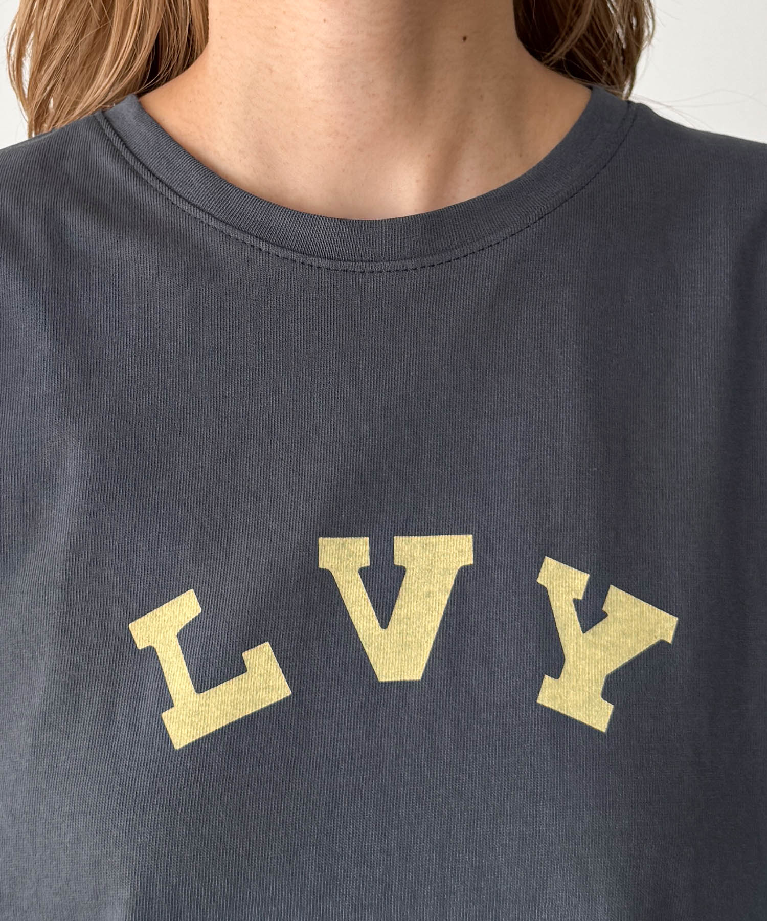 "LVY"Tシャツ