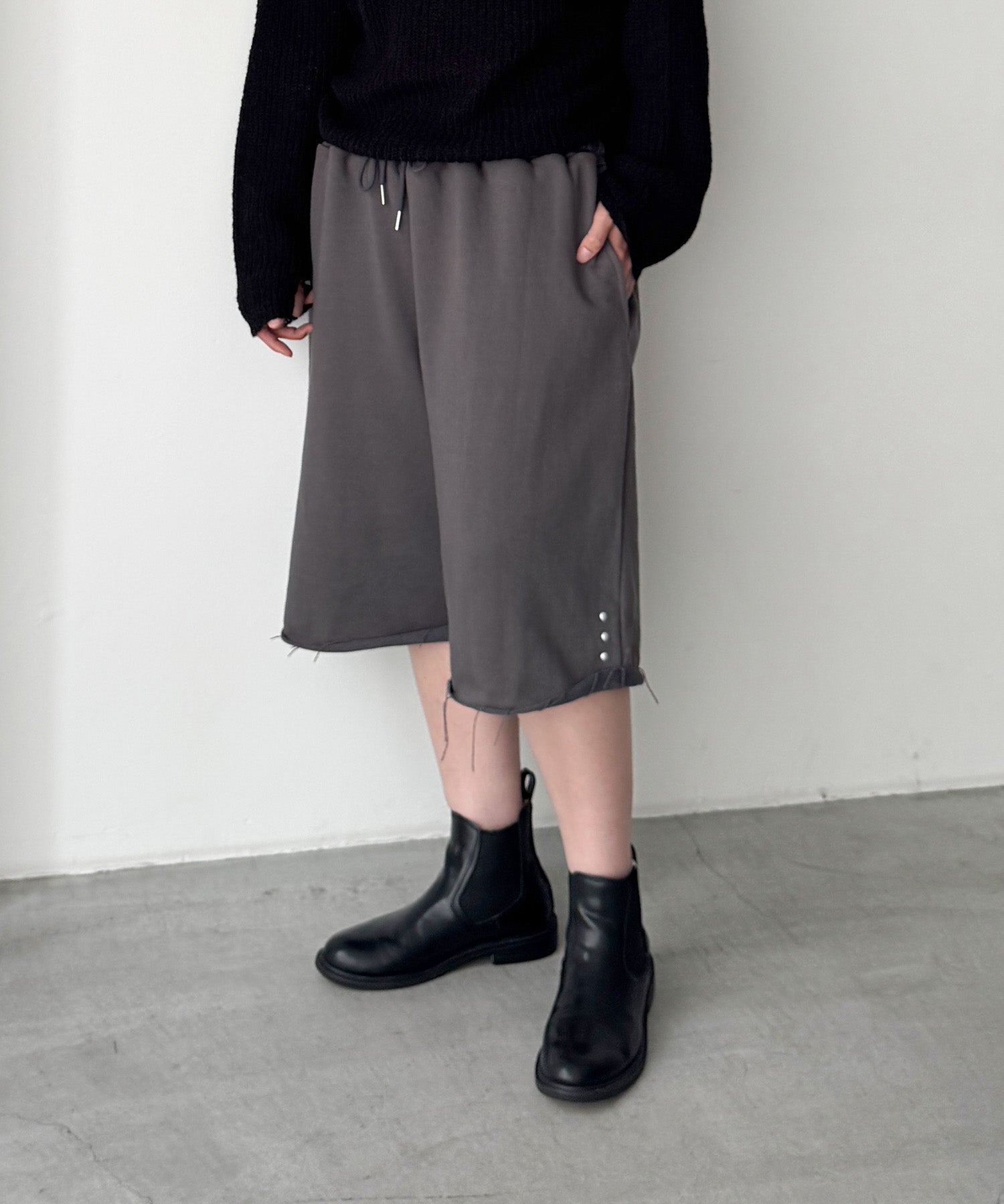 スタッズ付きスウェットハーフパンツ