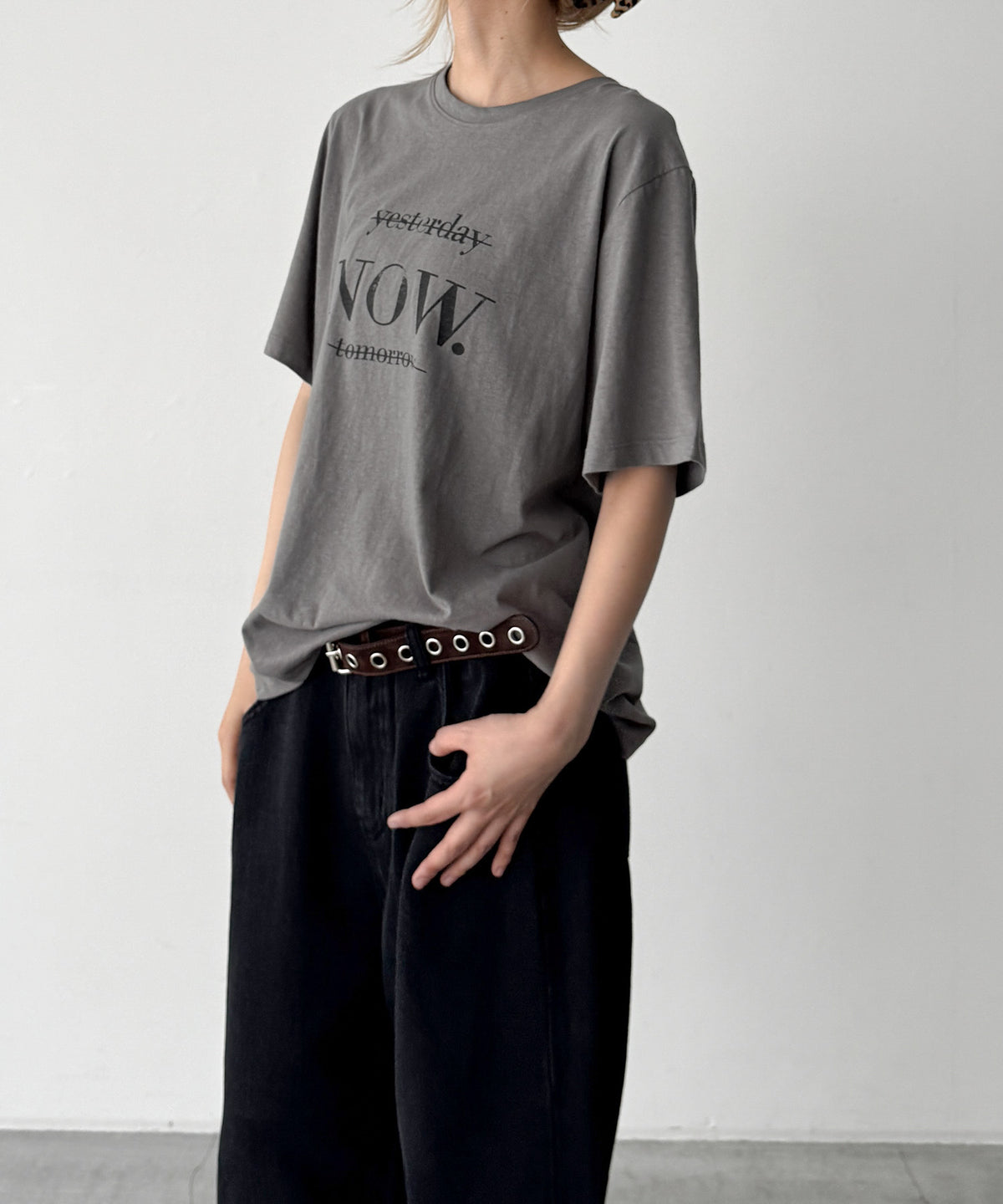 "NOW"Tシャツ