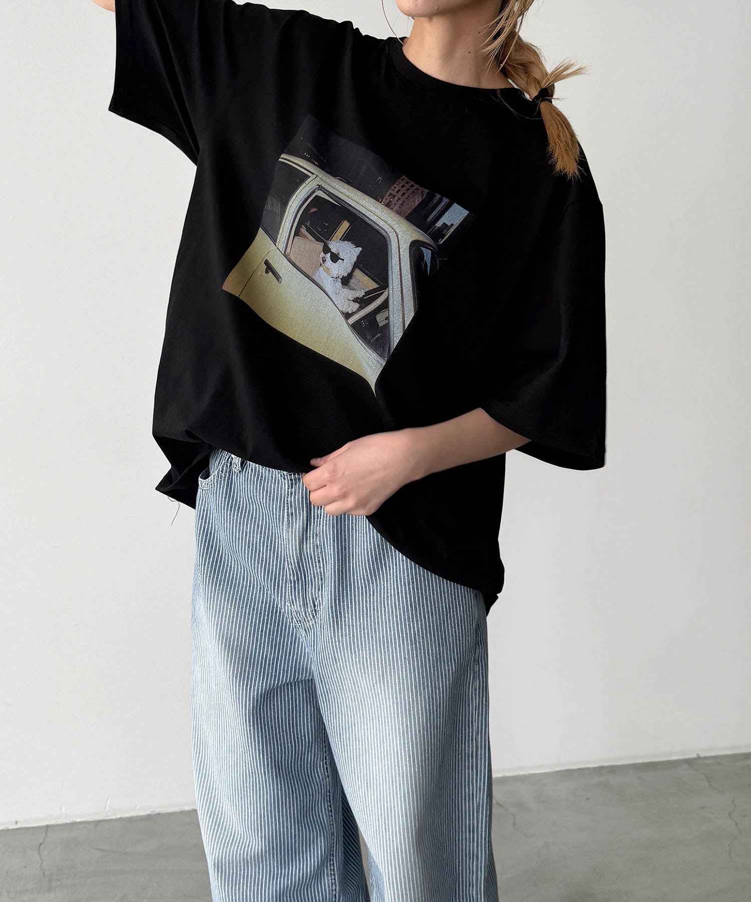 "driving dog"Tシャツ