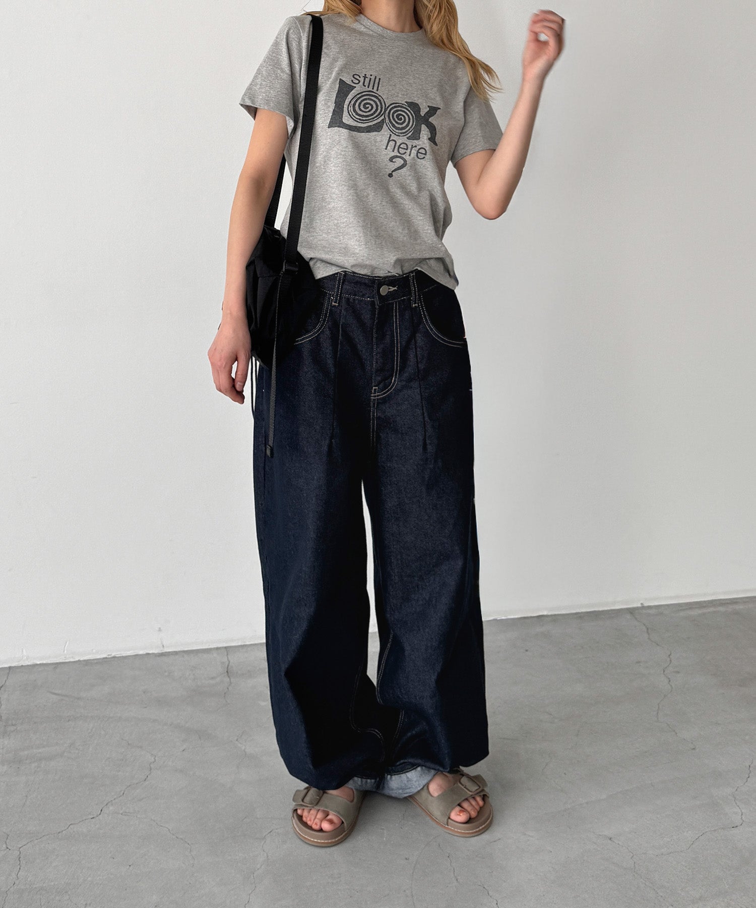 "Still LOOK here"Tシャツ