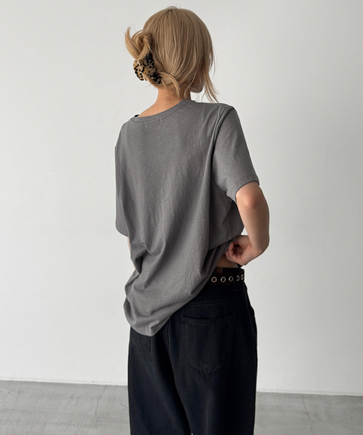 "NOW"Tシャツ