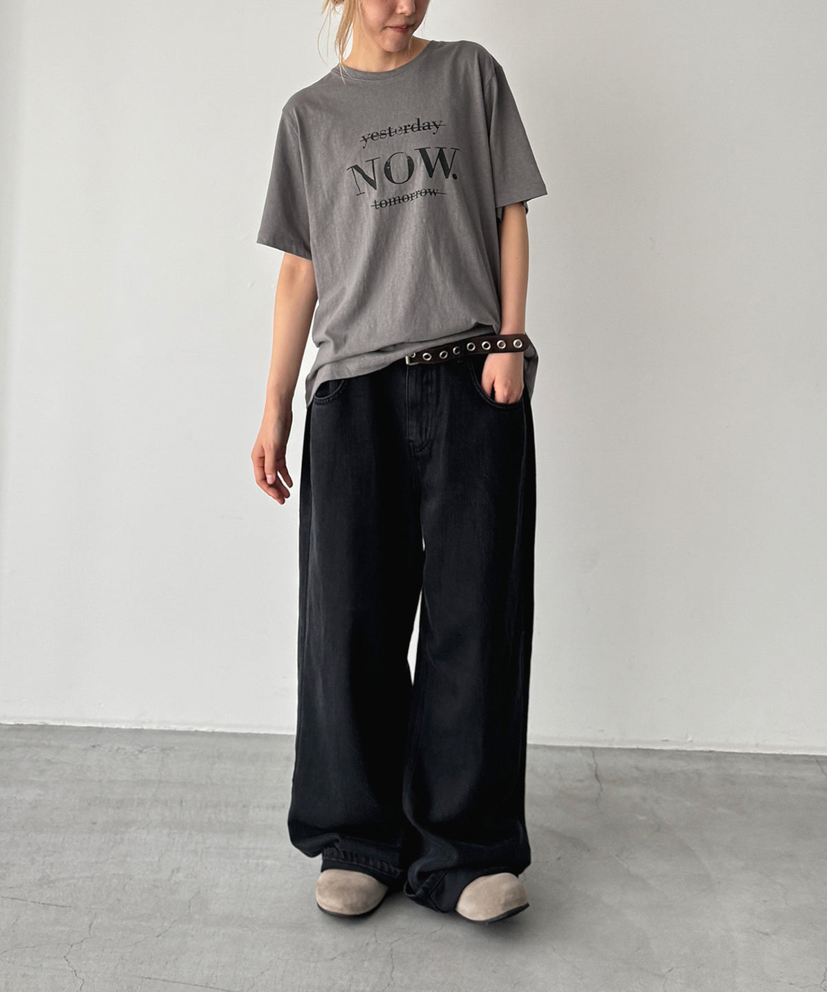 "NOW"Tシャツ