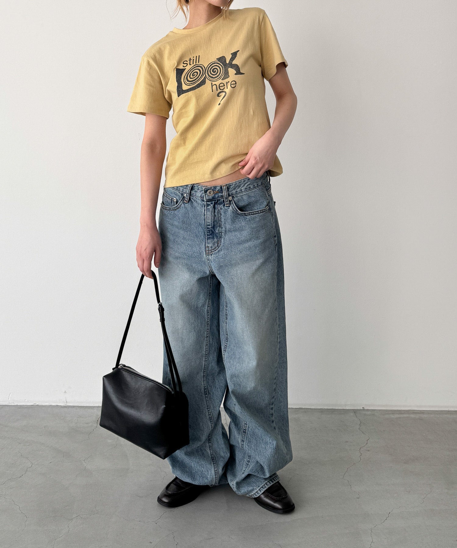"Still LOOK here"Tシャツ
