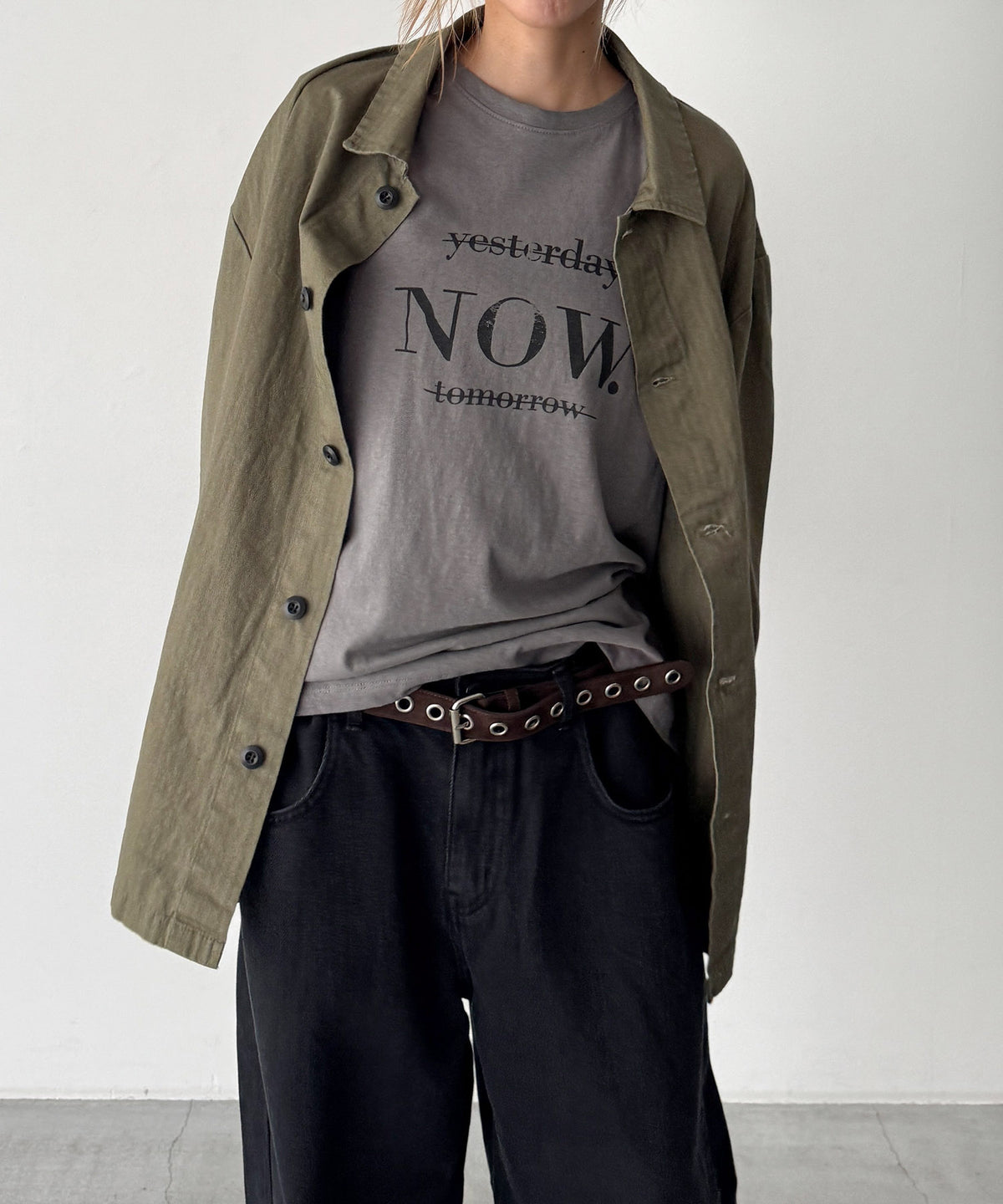 "NOW"Tシャツ