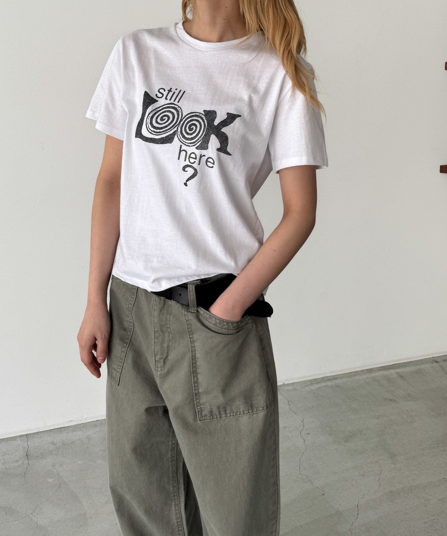 "Still LOOK here"Tシャツ