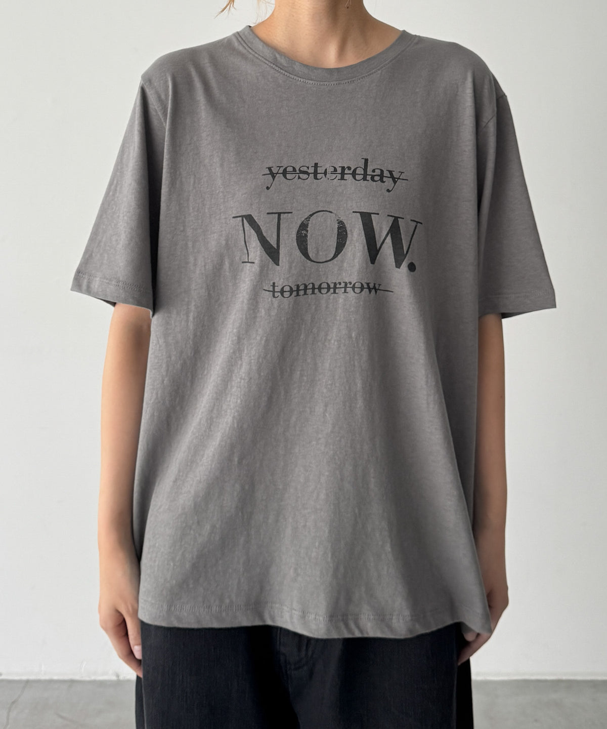 "NOW"Tシャツ