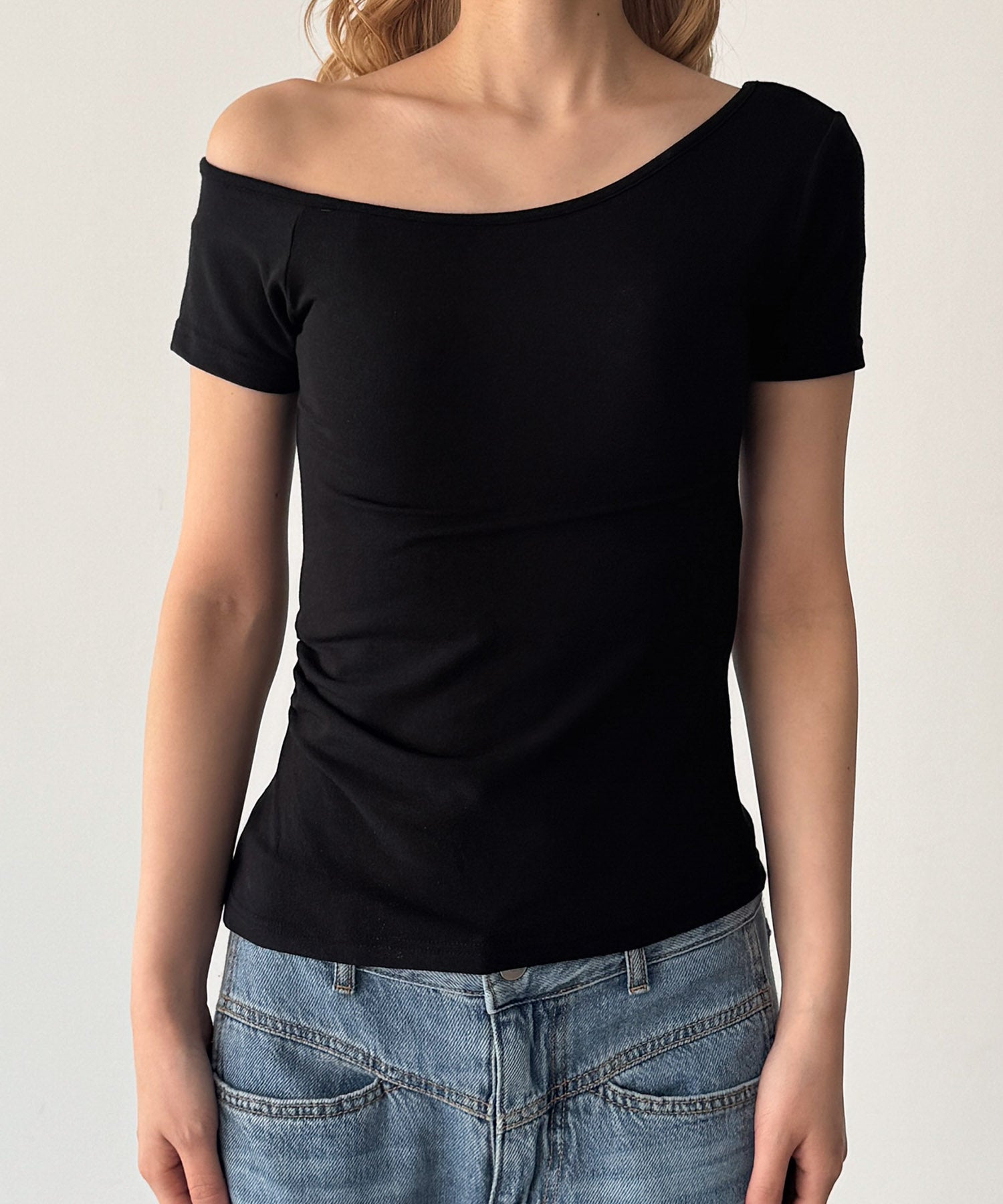 ワンショルダーサイドギャザーTシャツ