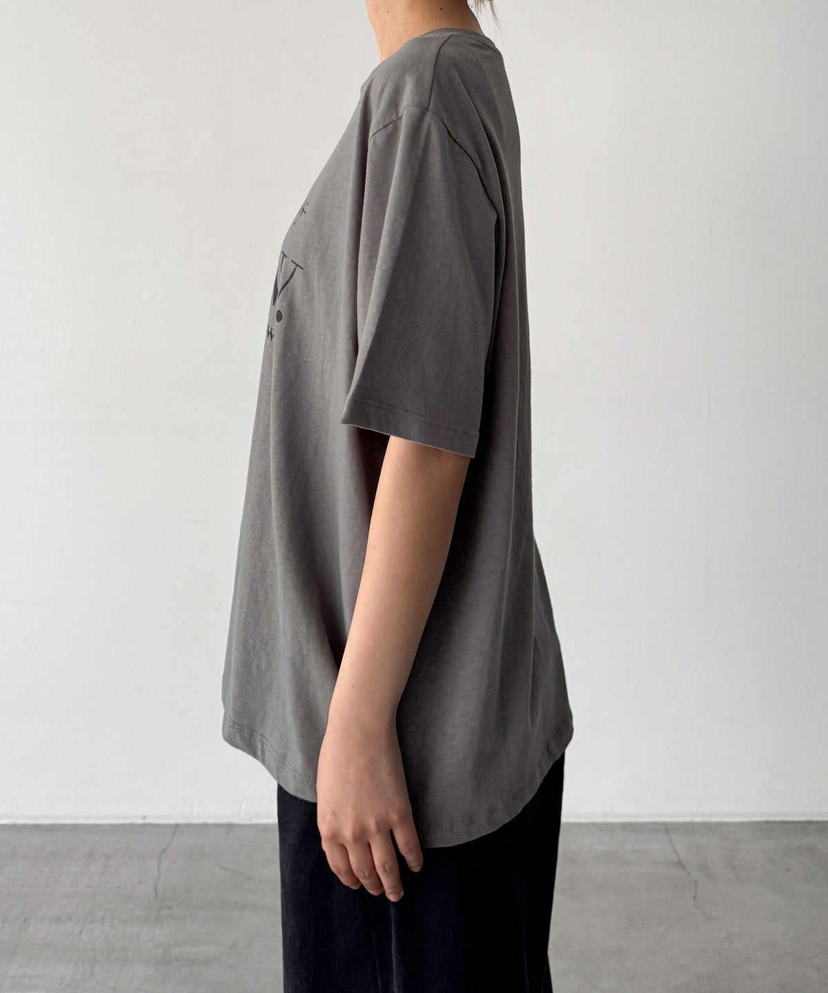 "NOW"Tシャツ